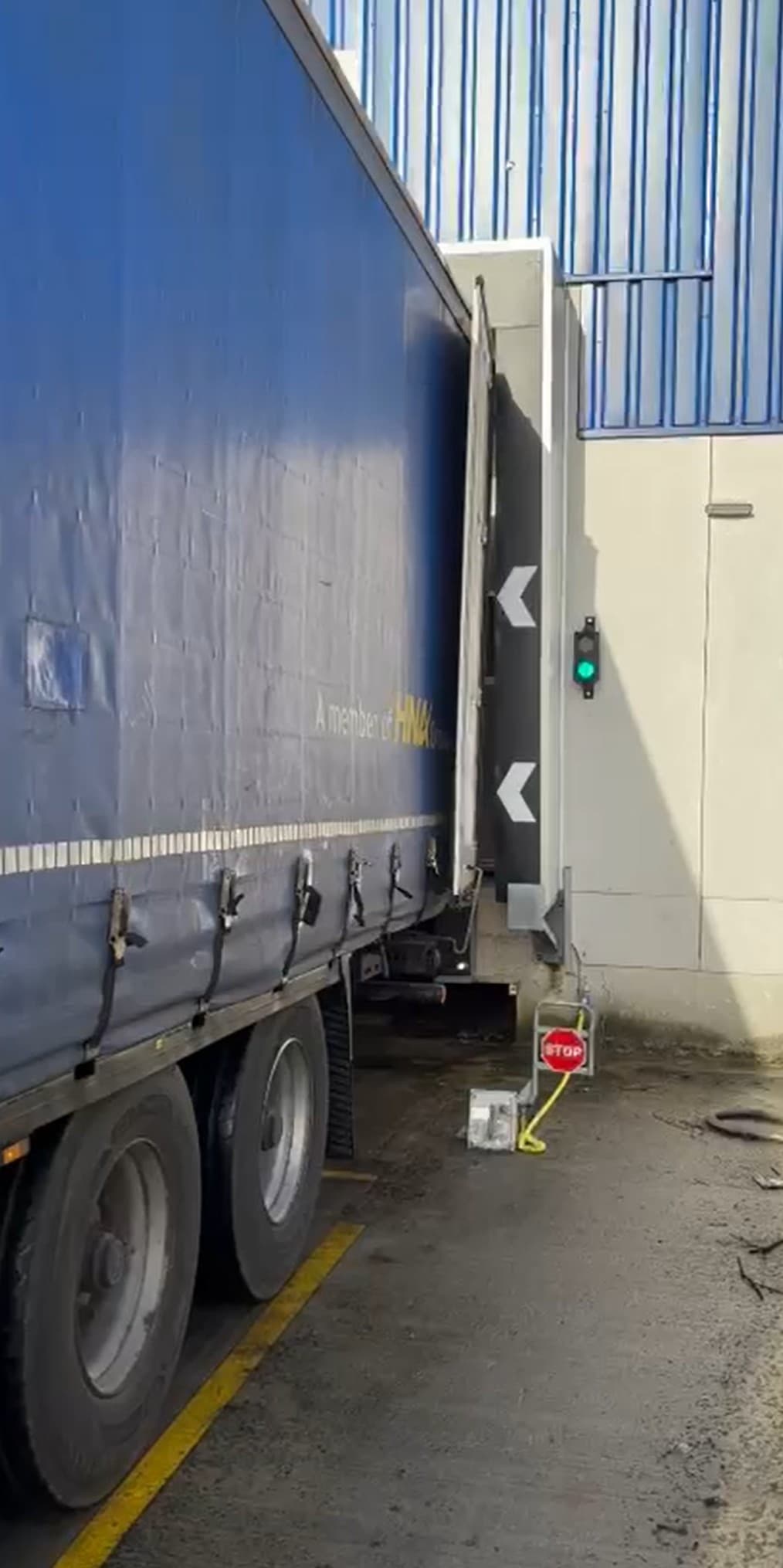 Integrated external traffic light